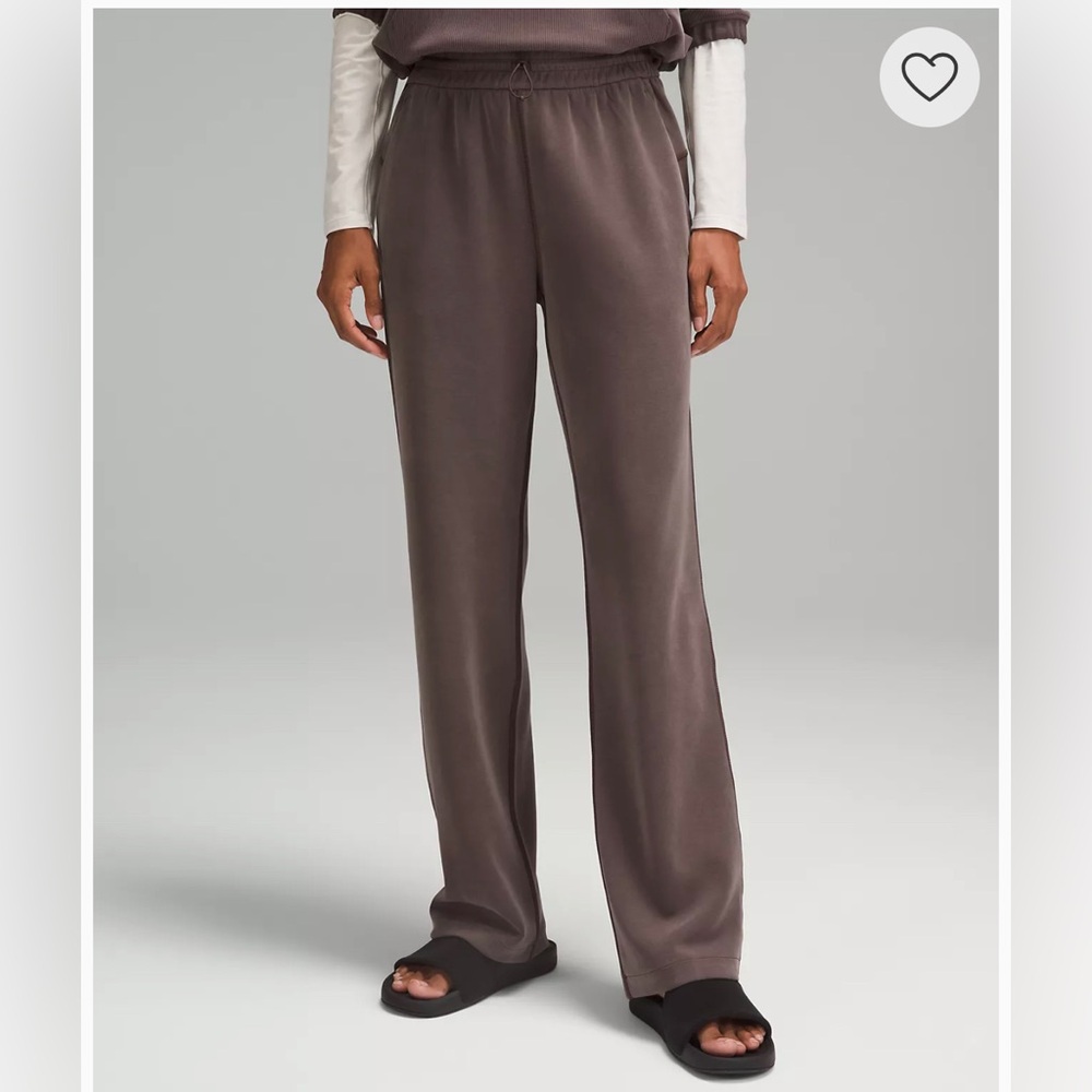 Lululemon Softstreme High-Rise Pant
Regular Espresso